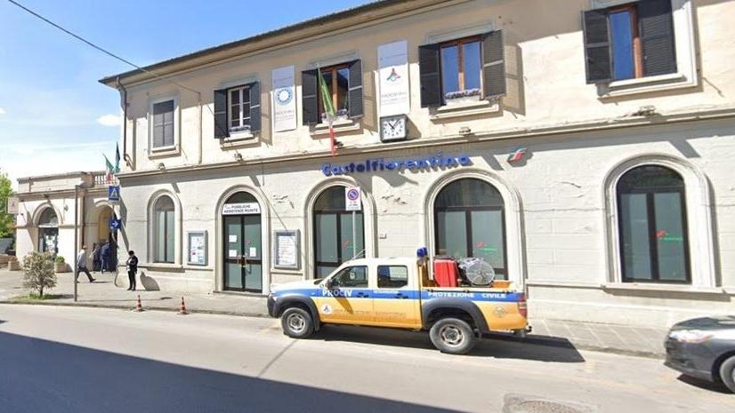 Far West in zona stazione, paura a Castelfiorentino. Famiglie rifugiate nel bar: «Preoccupati per i bambini»