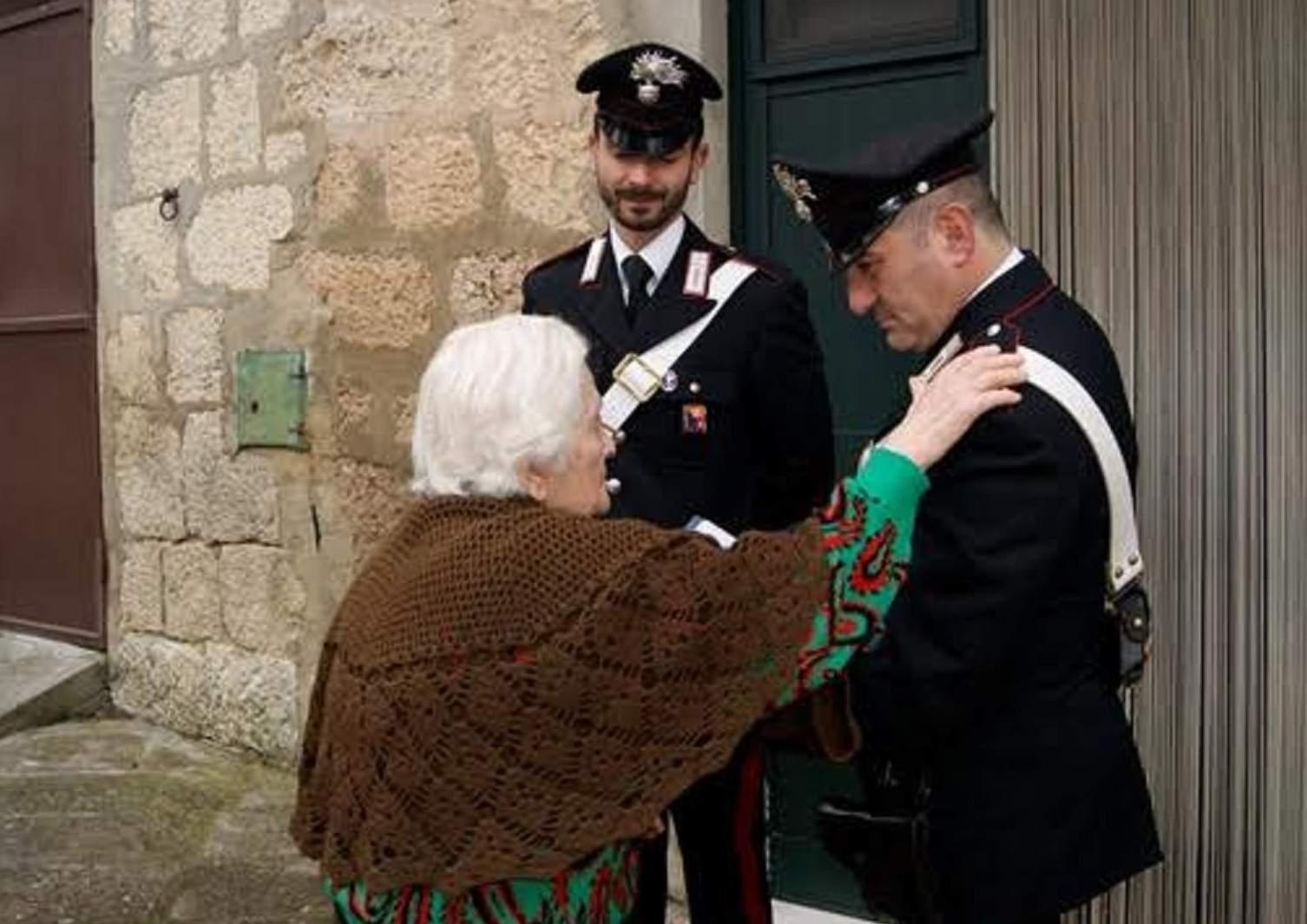 I carabinieri e l'anziana presa di mira