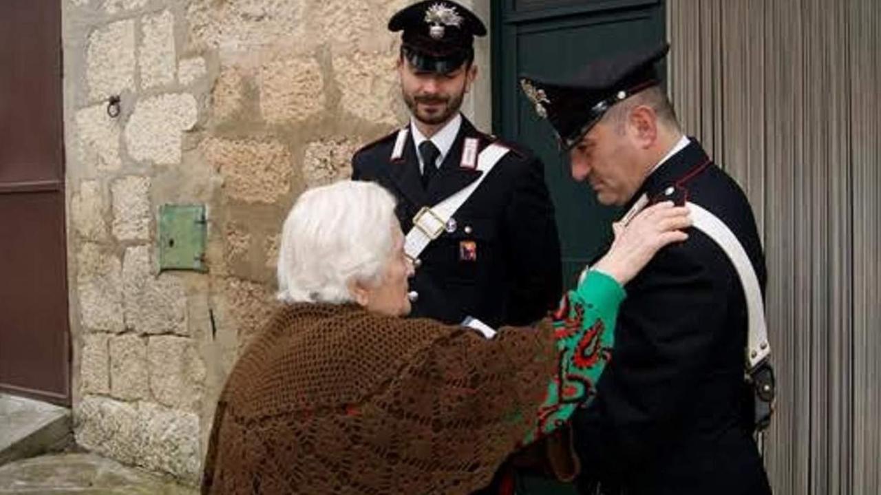 I carabinieri e l'anziana presa di mira