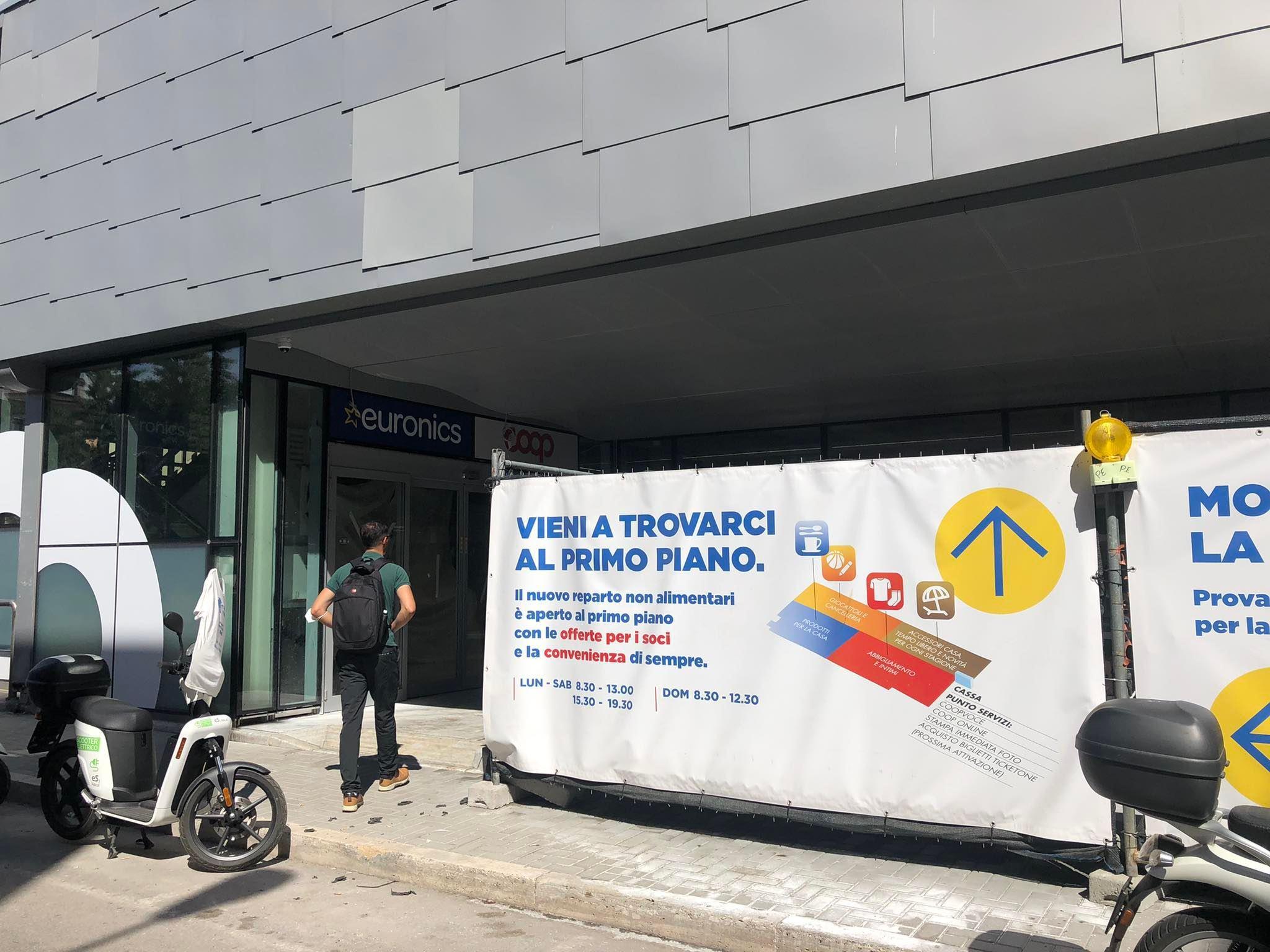 transenne e ancora operai impegnati negli ultimi lavori di cantiere