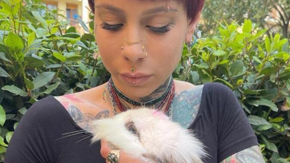 Il coniglio Fluo in braccio alla volontaria di Earth Brenda Mormile. Sarà dato in adozione