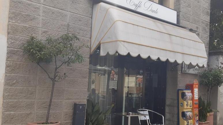 Prova a sedare una rissa in un bar: lo accoltellano alla gola
