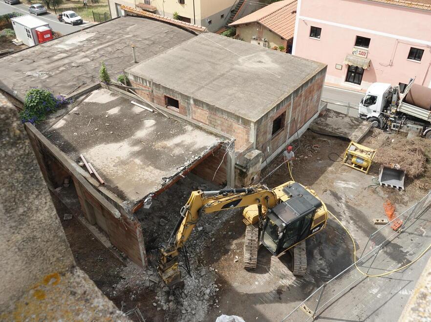 Ore 10,15: ruspa in azione a Magliano. Dopo 20 anni si abbatte l’ecomostro