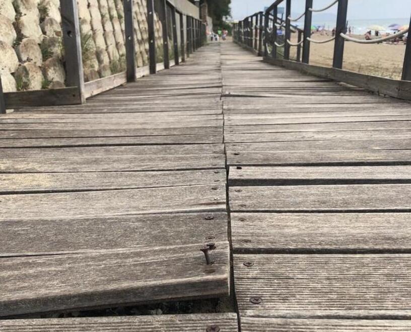 Il degrado della passerella sulla spiaggia in zona Conchiglia