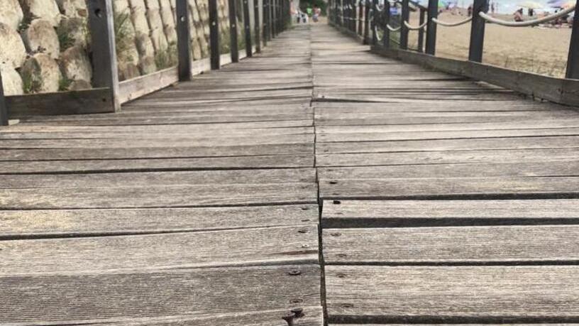 Il degrado della passerella sulla spiaggia in zona Conchiglia