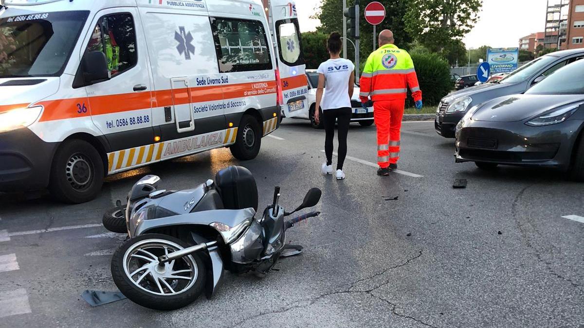 L'incidente all'incrocio fra viale Boccaccio e via Sabatino Lopez