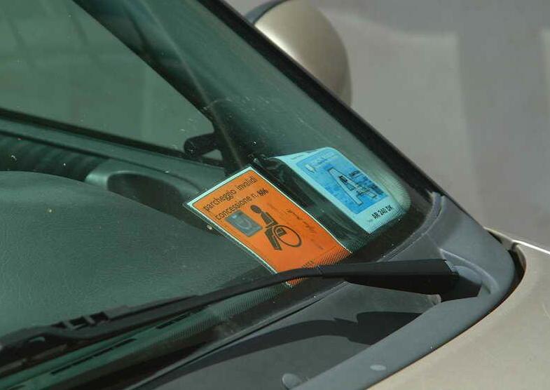 Sassuolo Parcheggia nel posto per gli invalidi Il permesso è intestato a un morto 