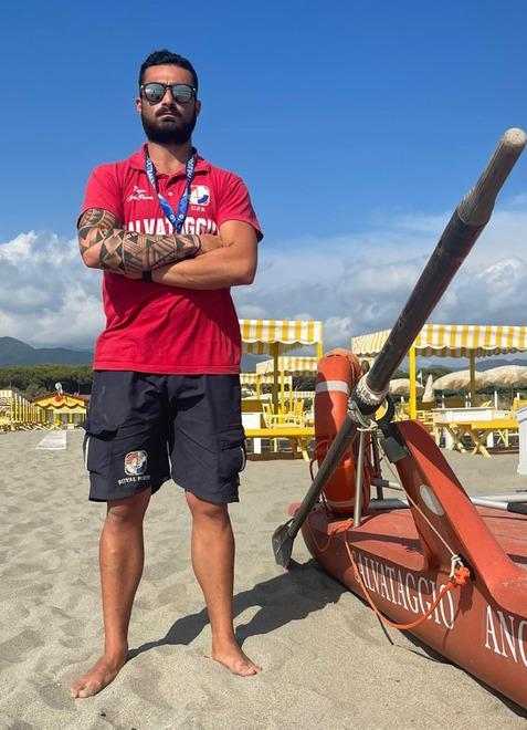 Si tuffa in mare e si sente male: 17enne modenese salvato a Forte dei Marmi 