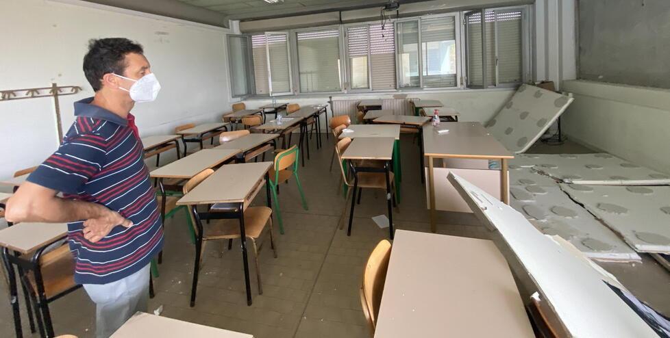 Pontedera, crollo del muro al liceo: chiuse altre due aule 