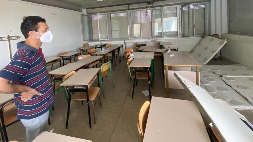 Pontedera, crollo del muro al liceo: chiuse altre due aule