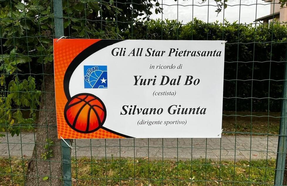 Pietrasanta, un canestro per Silvano e Yuri: «Così continuiamo a giocare a basket con chi non c’è più» 