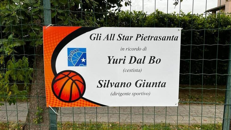Pietrasanta, un canestro per Silvano e Yuri: «Così continuiamo a giocare a basket con chi non c’è più»