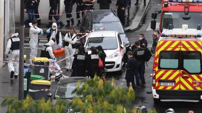 La polizia francese sul luogo dell'attacco terroristico del 25 settembre 2020 a Parigi