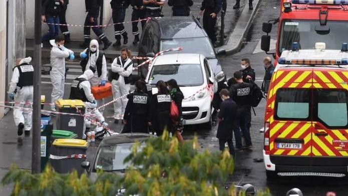 La polizia francese sul luogo dell'attacco terroristico del 25 settembre 2020 a Parigi