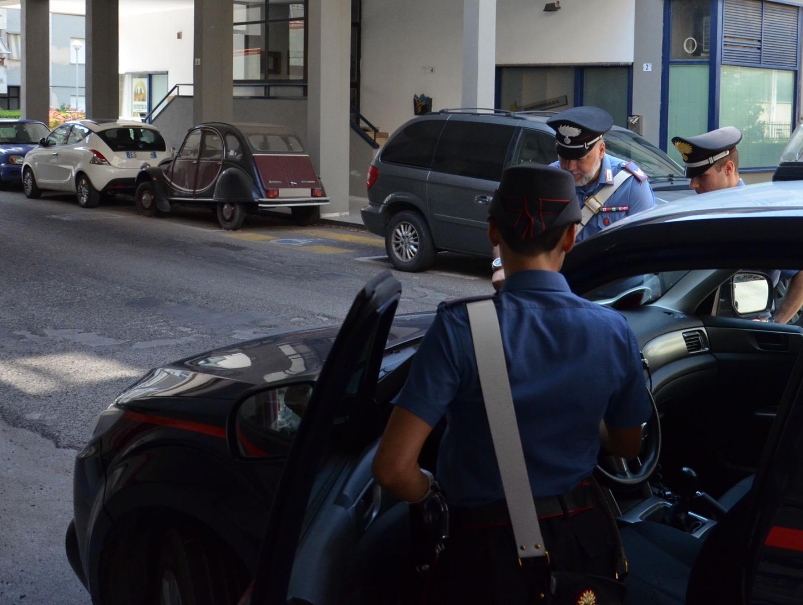 Ubriaco e drogato si ribalta con l'auto e sbatte su una vettura in sosta: denunciato 50enne di Samassi