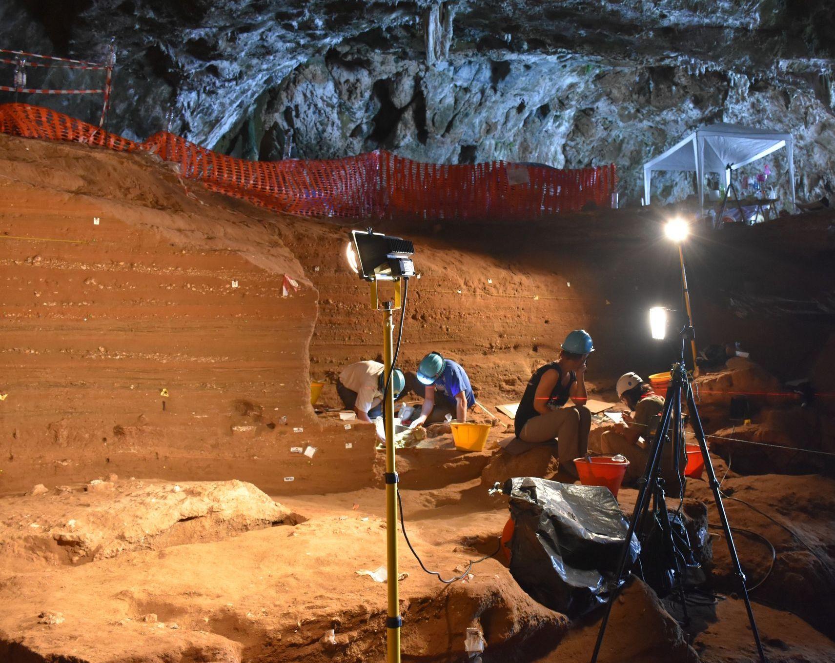 Un momento degli scavi all’interno della Grotta dei Santi