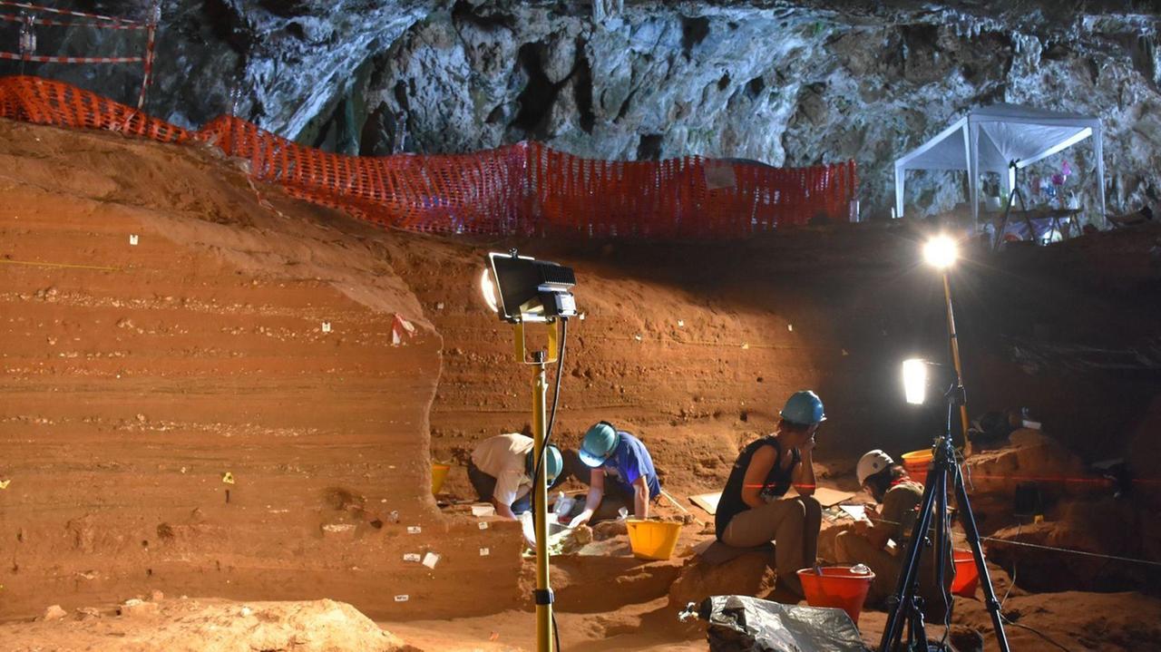 Un momento degli scavi all’interno della Grotta dei Santi