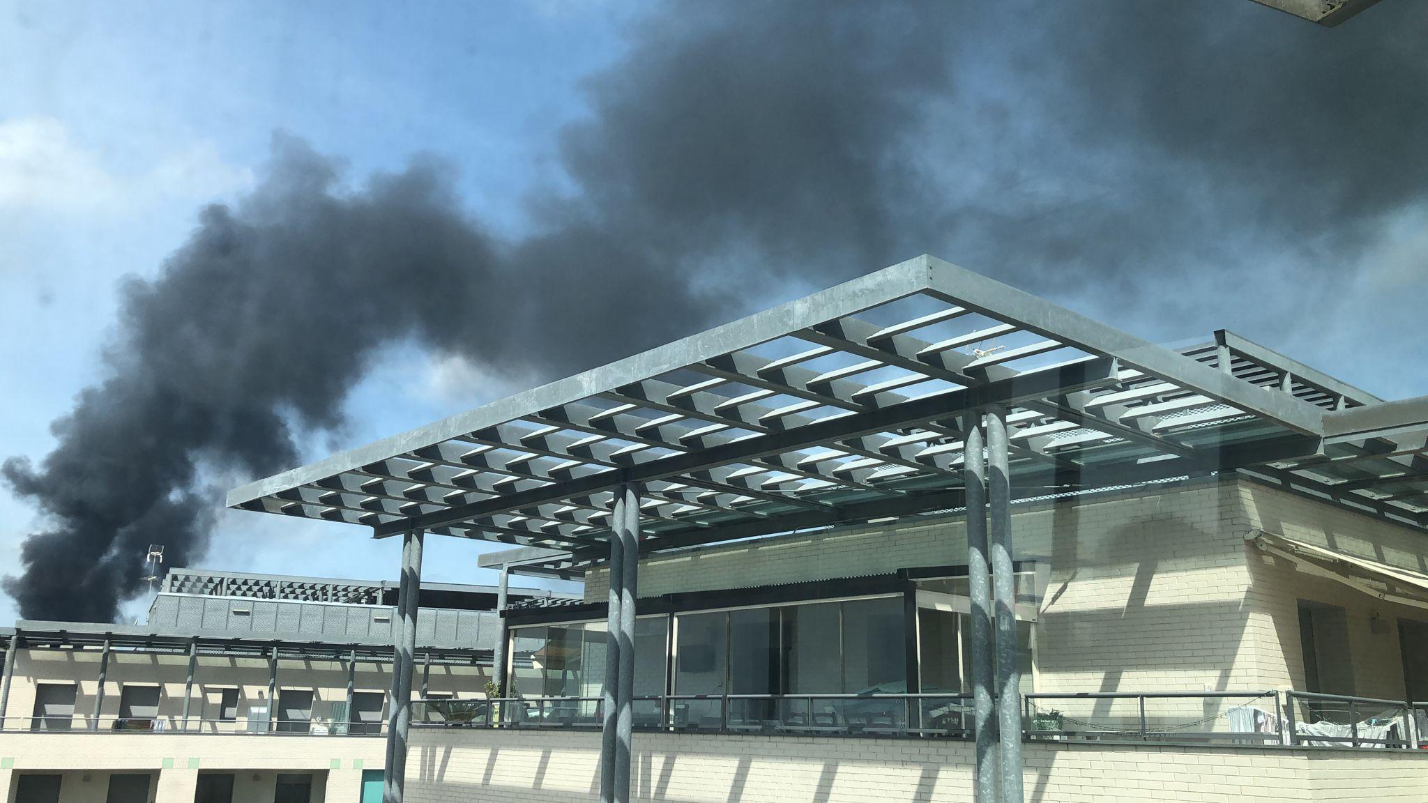 Incendio distrugge baracca e due roulotte