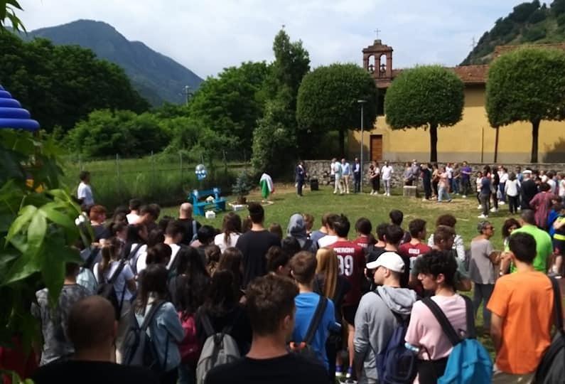 Borgo a Mozzano, un giardino per Giulia davanti a parenti e amici 