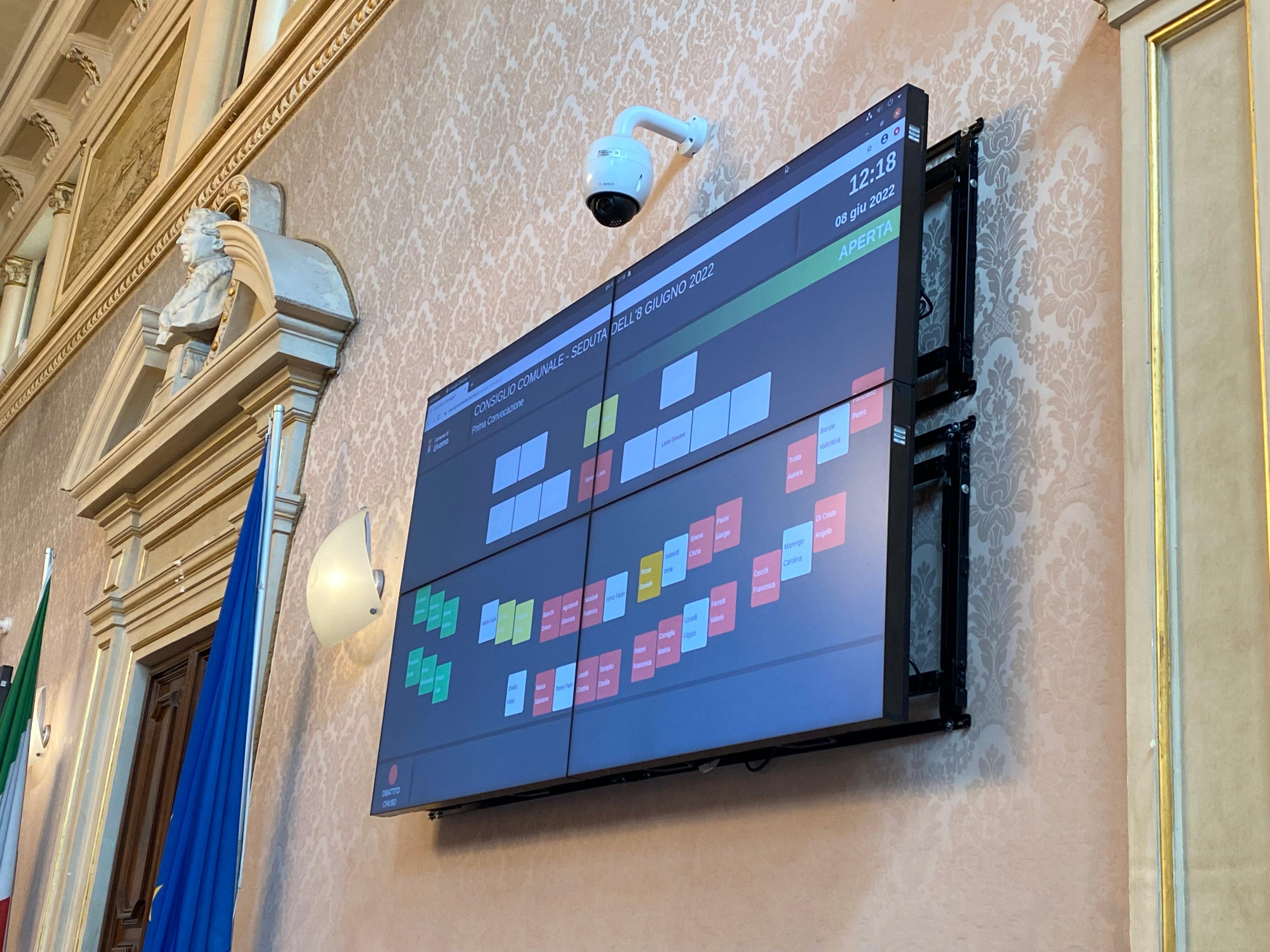 Il tabellone nella sala del consiglio comunale di Livorno che ufficializza la decisione: niente intitolazione di una strada a Oriana Fallaci