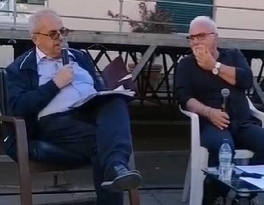 Giancarlo Galli mentre legge gli appunti durante il dibattito. A destra il collega Paolo Chillè
