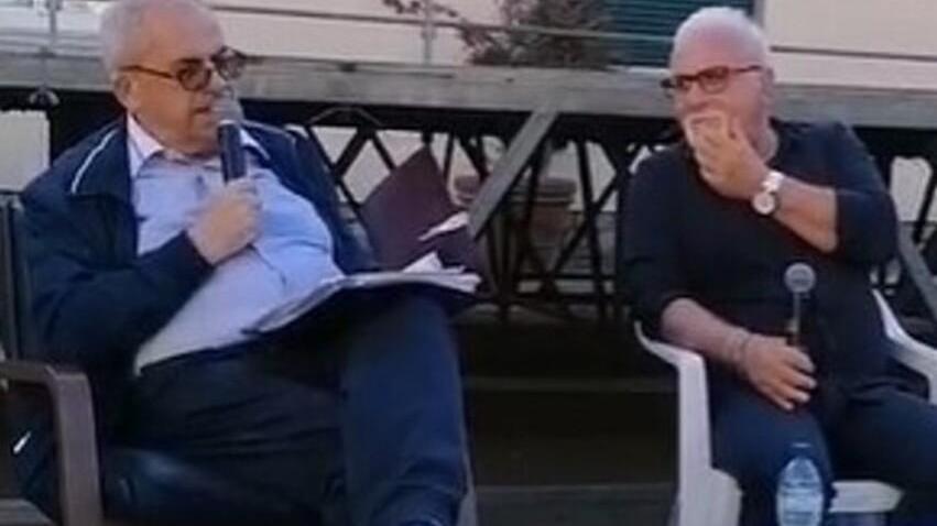 Giancarlo Galli mentre legge gli appunti durante il dibattito. A destra il collega Paolo Chillè
