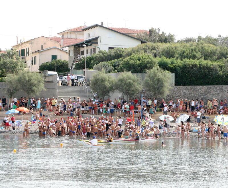 Ci sarà anche il ritorno della storica Natalonga, mitica nuotata con partenza da Caletta che arriverà fino a Punta Righini, nell’immagine una precedente partenza