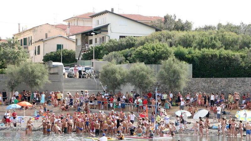 Ci sarà anche il ritorno della storica Natalonga, mitica nuotata con partenza da Caletta che arriverà fino a Punta Righini, nell’immagine una precedente partenza