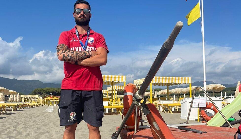 Forte, ragazzo di 17 anni rischia di annegare. Il bagnino: «Era in mare privo di sensi, così l’ho salvato» 
