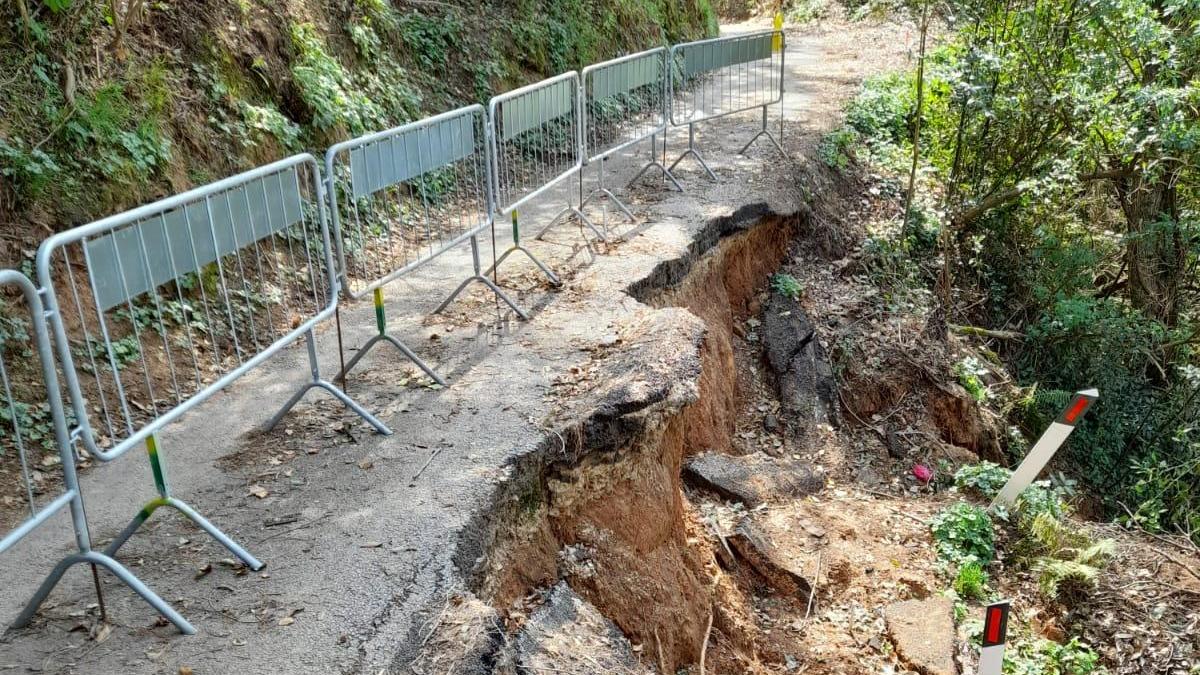 Camaiore, la mulattiera rallenta i soccorsi dell'ambulanza: l’anziano malato rischia di morire