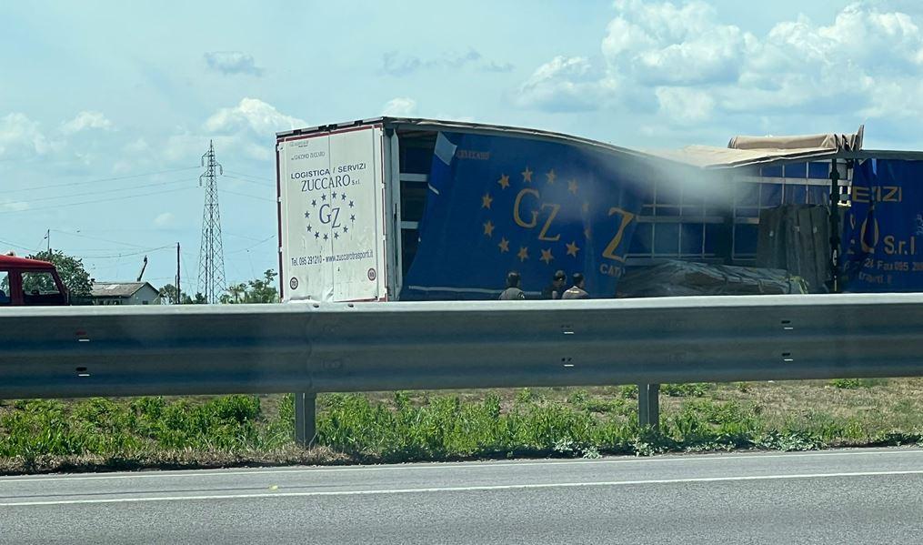 Il camion che ha perso parte del carico sulla Romea