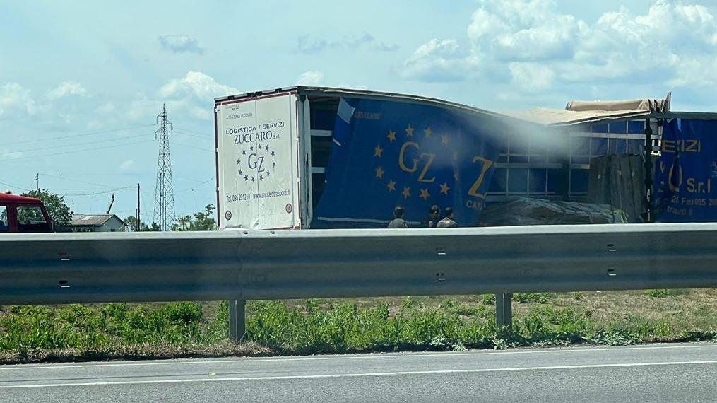Il camion che ha perso parte del carico sulla Romea