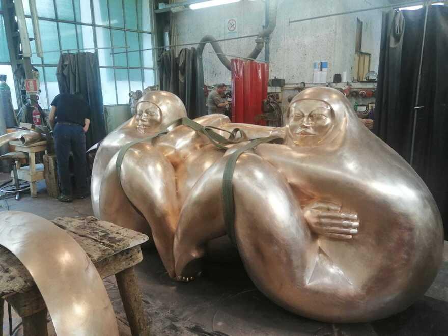 L’interno della fonderia durante la lavorazione di una scultura di Jimenez Deredia
