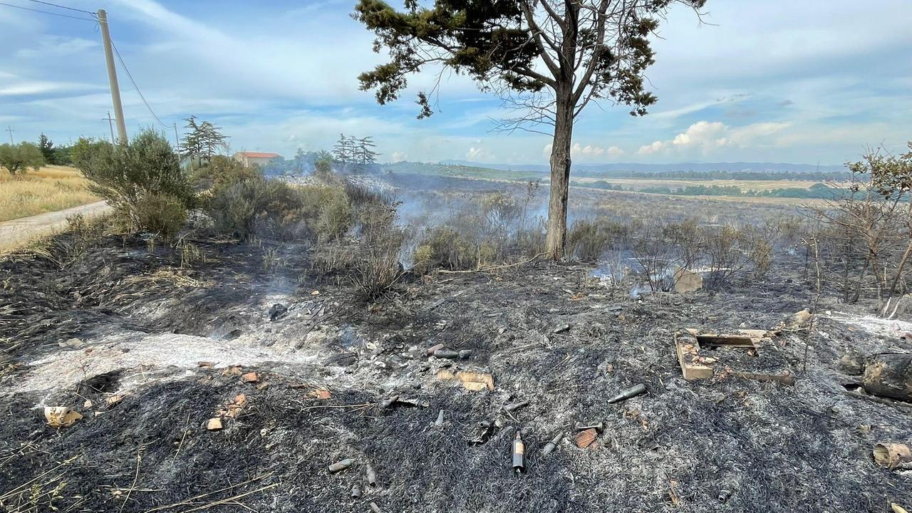 Fiamme vicino a un casolare