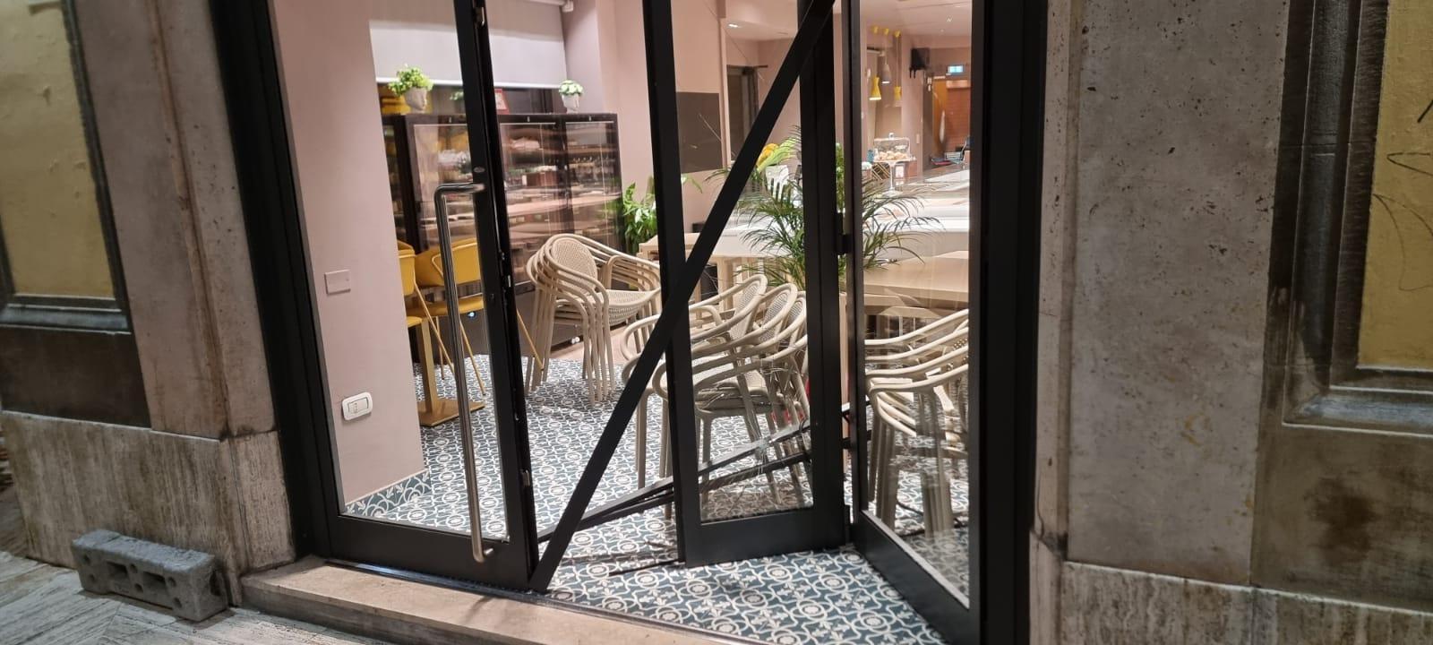 Ladri nella pasticceria appena inaugurata: sfondato l'ingresso con un mattone, via 300 euro