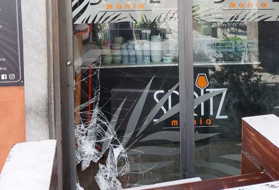 La vetrina spaccata del locale Spritz Mania in piazza Cairoli