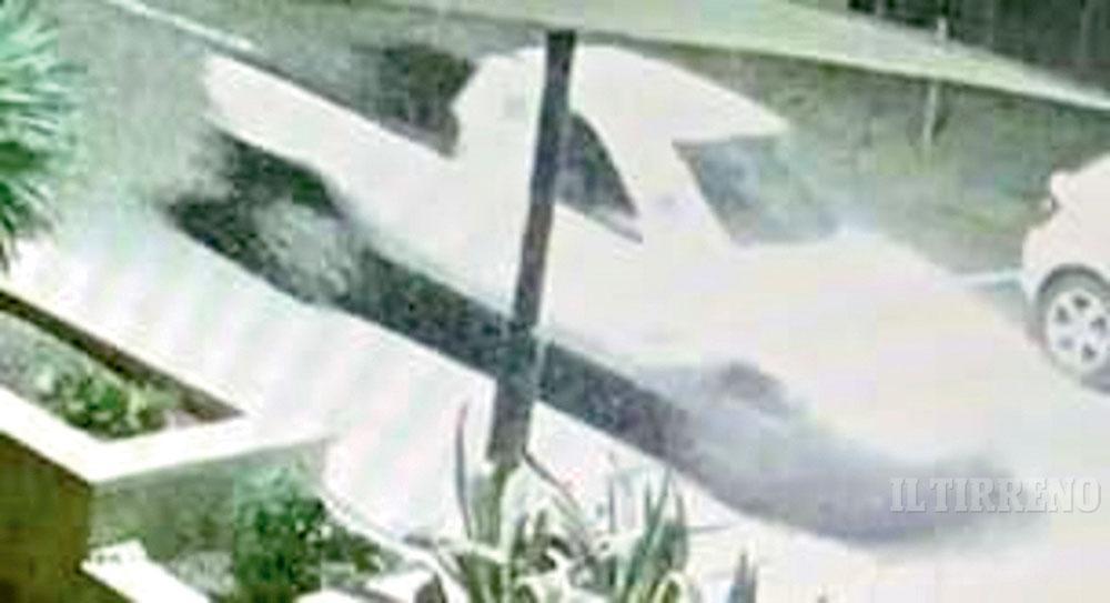 Il pick-up su cui è salita Nevila Pjetri ripreso a Marinella di Sarzana dalle videocamere di sorveglianza