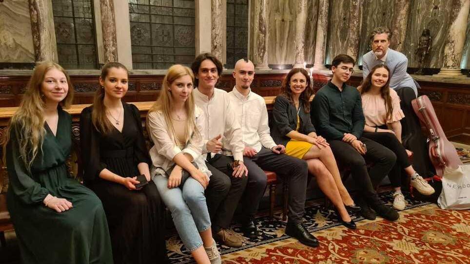 Modena, Stefania Passamonte: «La musica non conosce frontiere: così ho portato 50 ucraini a Londra» 