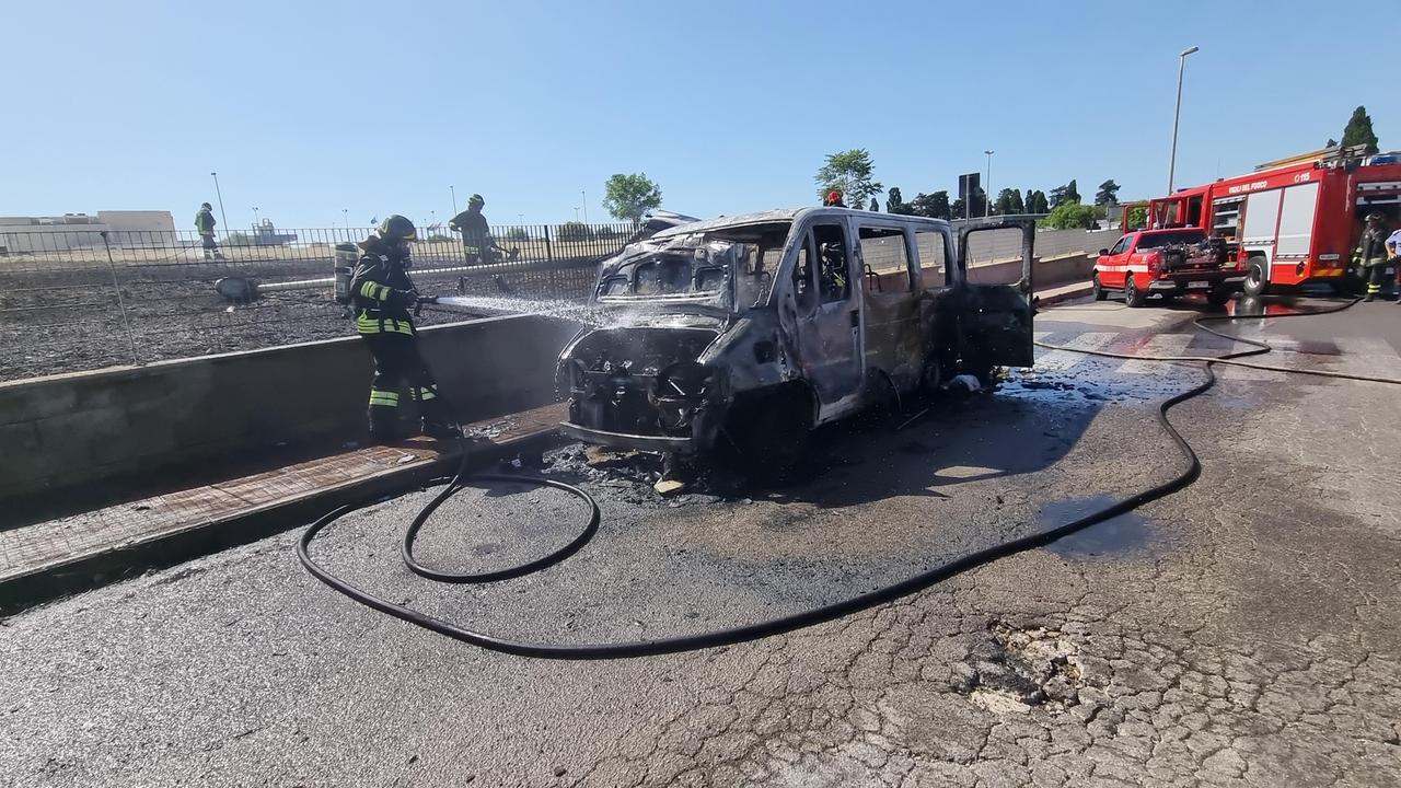 Il furgone incendiato a Predda Niedda (foto Mauro Chessa)