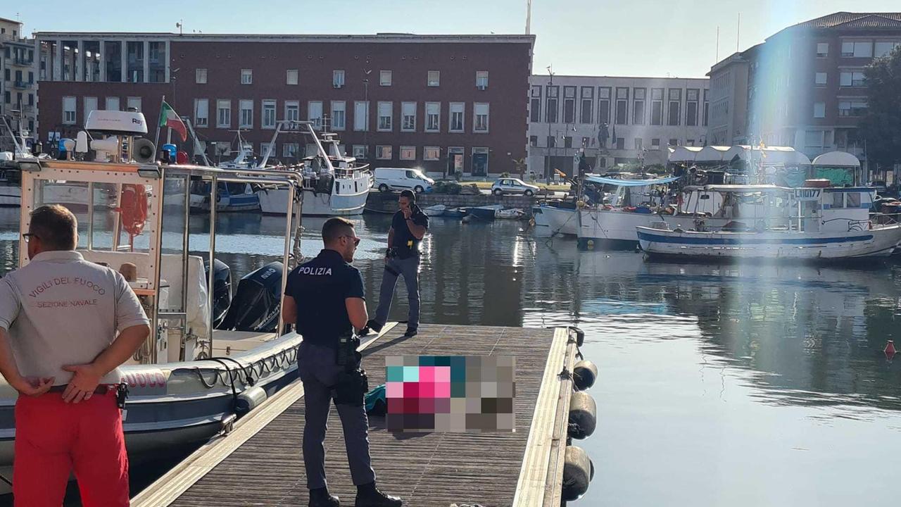 Il cadavere recuperato dai vigili del fuoco (foto Daniele Stefanini/Silvi)