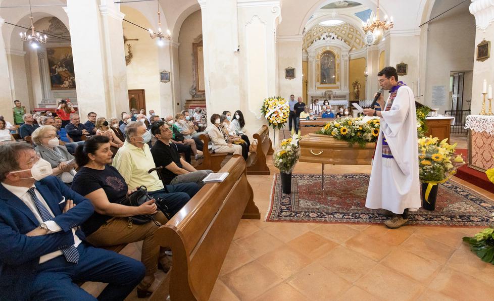 Modena, il funerale di Ermes, addio tra ricordi e risate 
