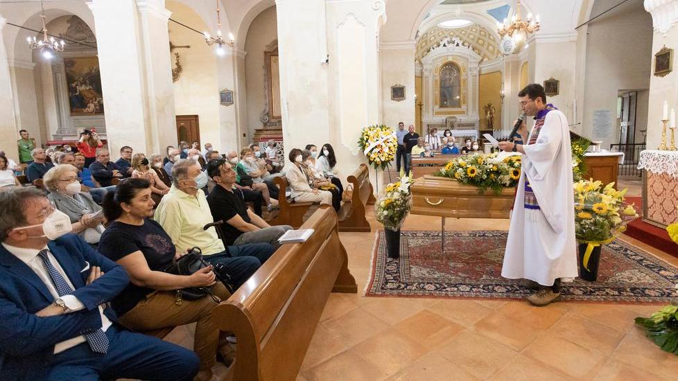 Modena, il funerale di Ermes, addio tra ricordi e risate