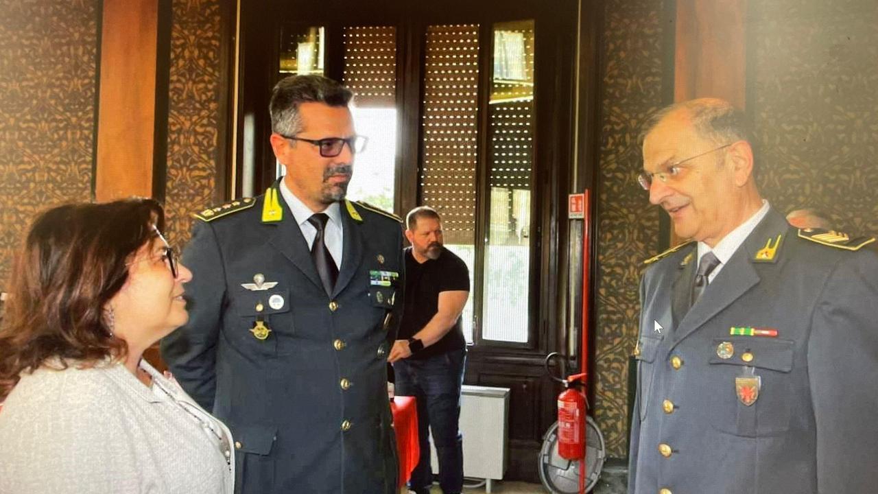 Da sinistra la prefetta Paola Berardino, il comandate provinciale della guardia di finanza Cesare Antuofermo e il brigadiere capo Leonardo Baciarelli