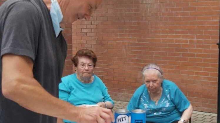 Il gioco del lancio della palla contro i barattoli proposto agli anziani ospiti di Nonno Sitting