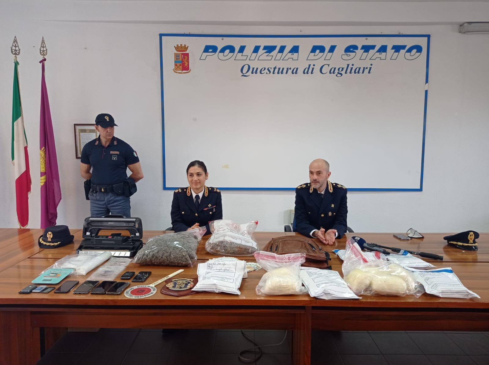La conferenza stampa del primo dirigente della Squadra mobile Fabrizio Mustaro, a sinistra il vicequestore aggiunto Veronica Madau (foto Mario Rosas)