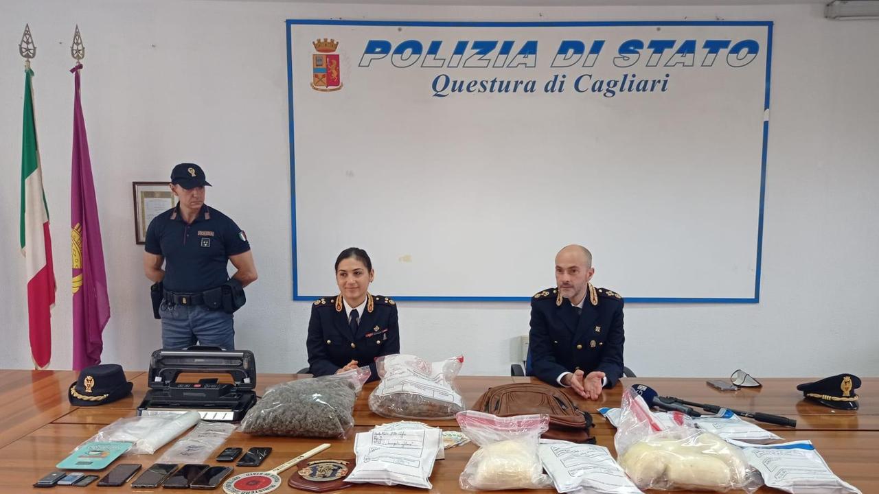 La conferenza stampa del primo dirigente della Squadra mobile Fabrizio Mustaro, a sinistra il vicequestore aggiunto Veronica Madau (foto Mario Rosas)