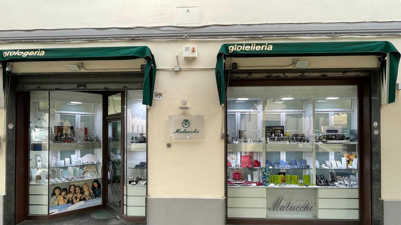 Follonica: parla Malucchi, il gioielliere rapinato: «Mi sveglio durante la notte e ripenso a quei momenti»