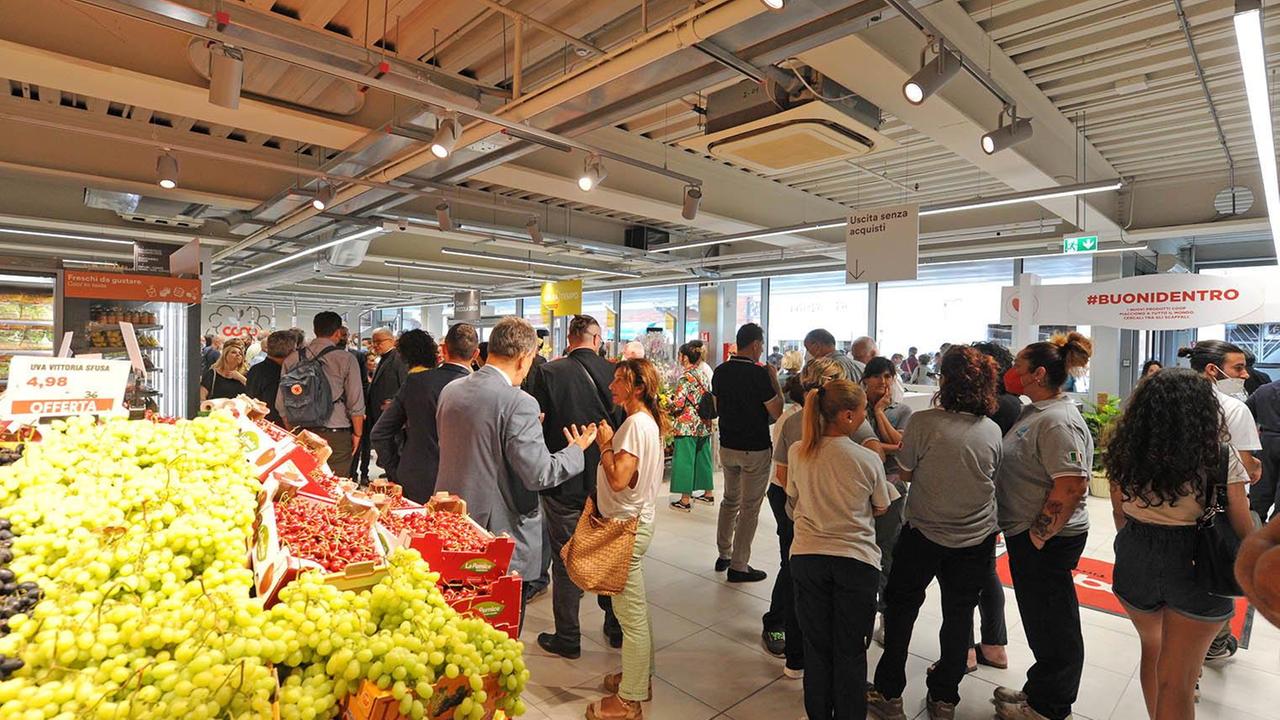 Luce, colori e organizzazione: a Piombino la Coop cambia pelle in via Gori