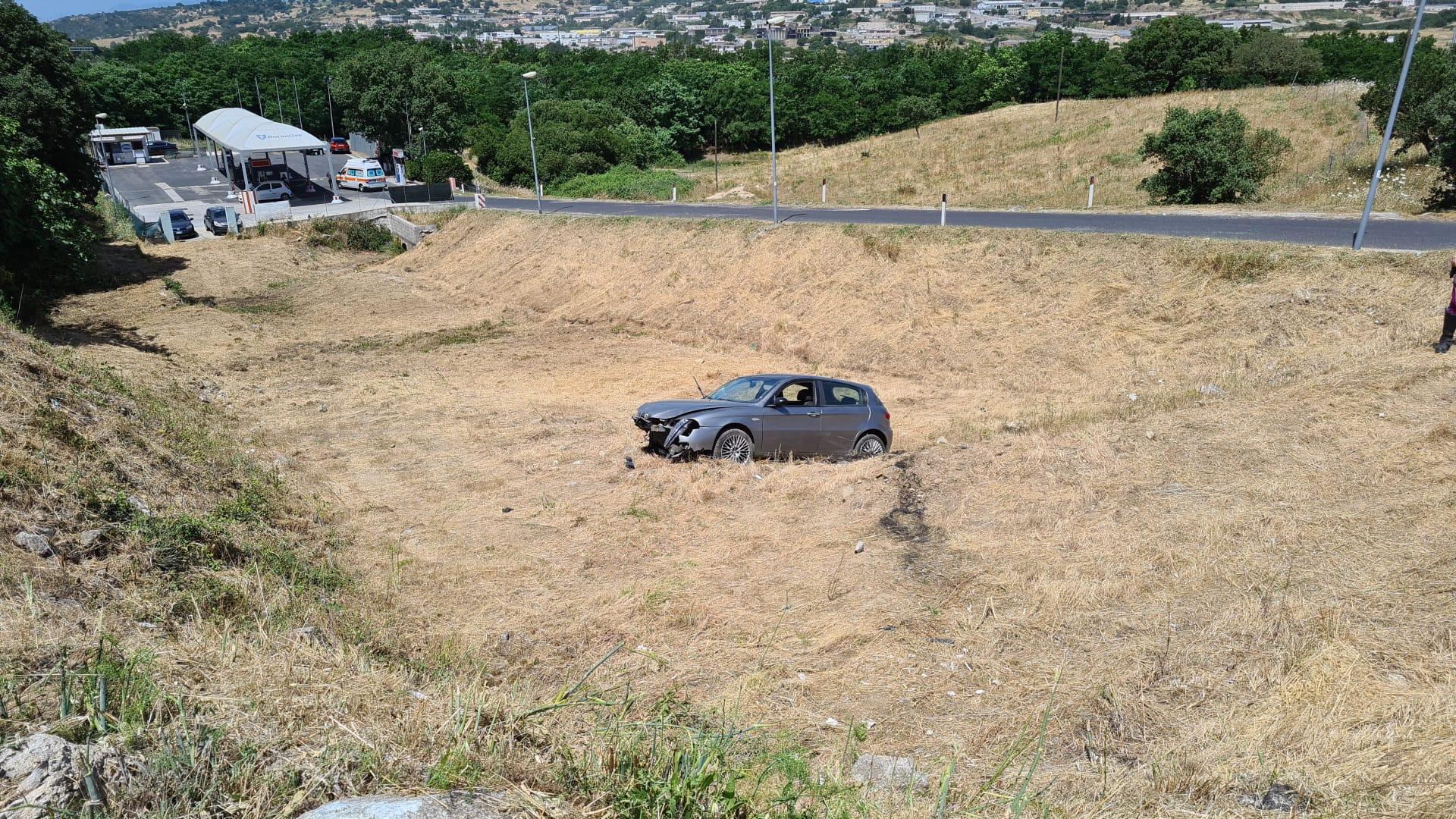Perde il controllo dell'auto e finisce in un campo: conducente soccorso all'ingresso di Nuoro