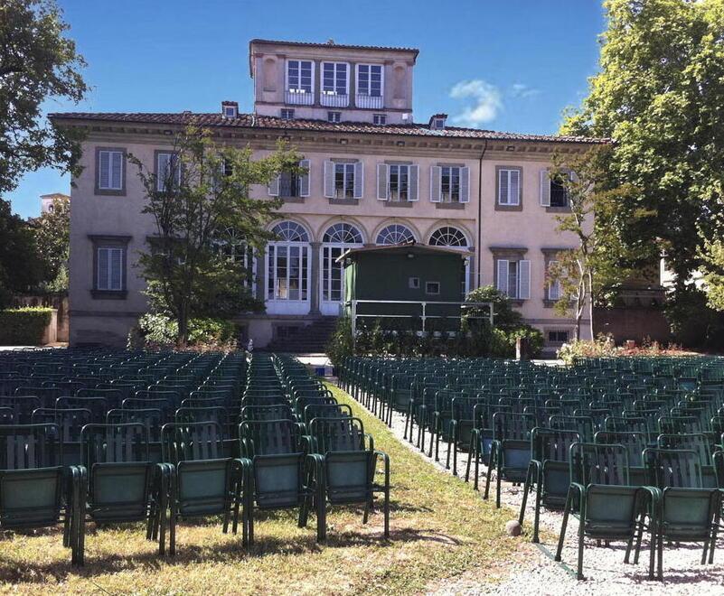 L’allestimento di Estate Cinema nel parco di Villa Bottini: anche quest’anno torna la rassegna più attesa della bella stagione che sarà realizzata dall’azienda di Simone Gialdini